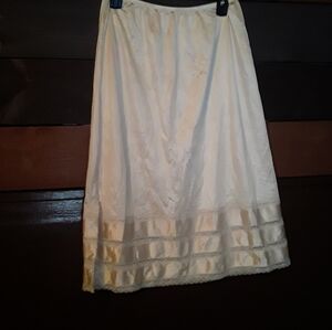 NWOT Adonna Beautifil Cream Beige Large 28" Long Half Slip